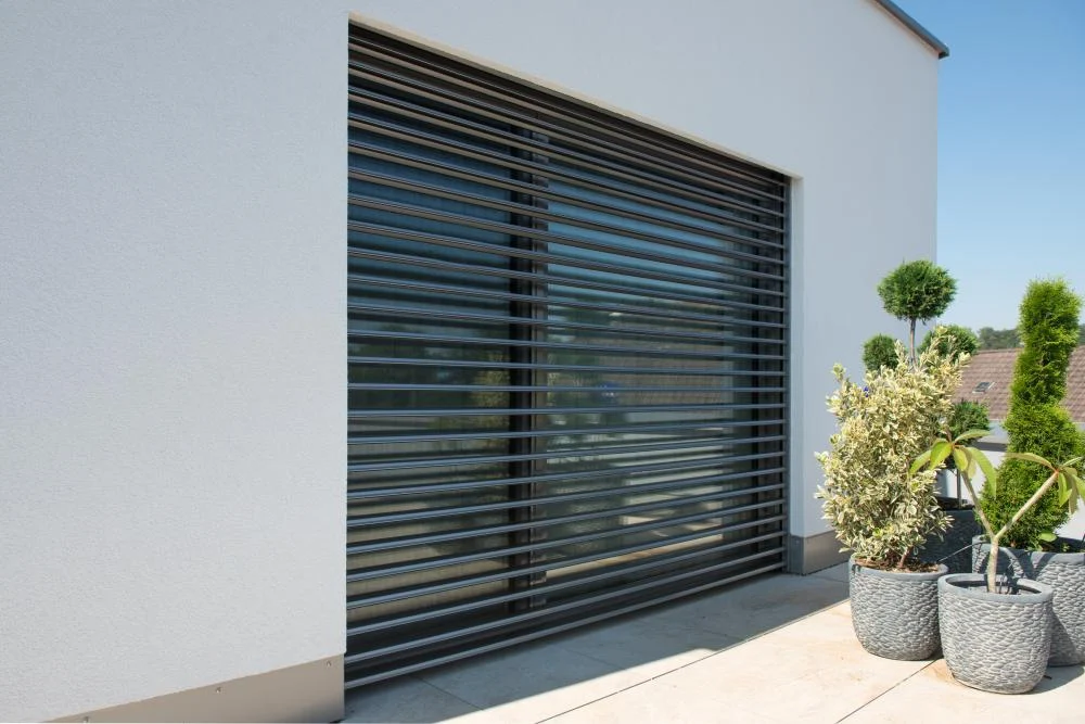 Großes Fenster mit horizontalen Metalljalousien, neben Topfpflanzen auf einer modernen Terrasse. Großes Fenster mit horizontalen Metalljalousien, neben Topfpflanzen auf einer modernen Terrasse.