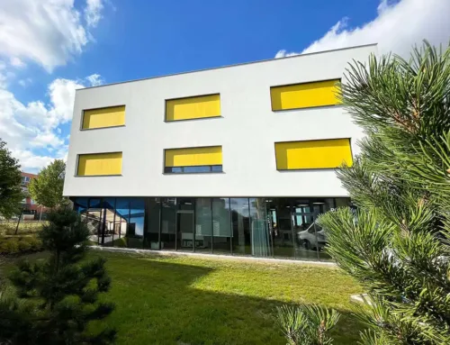 Besorgen Sie sich Zip-Screens. Sie werden die Fassade jedes Hauses verschönern.