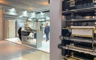 Messestand mit Menschen, die sitzen und sich unterhalten; rechts sind Metallvorhangstangen ausgestellt.