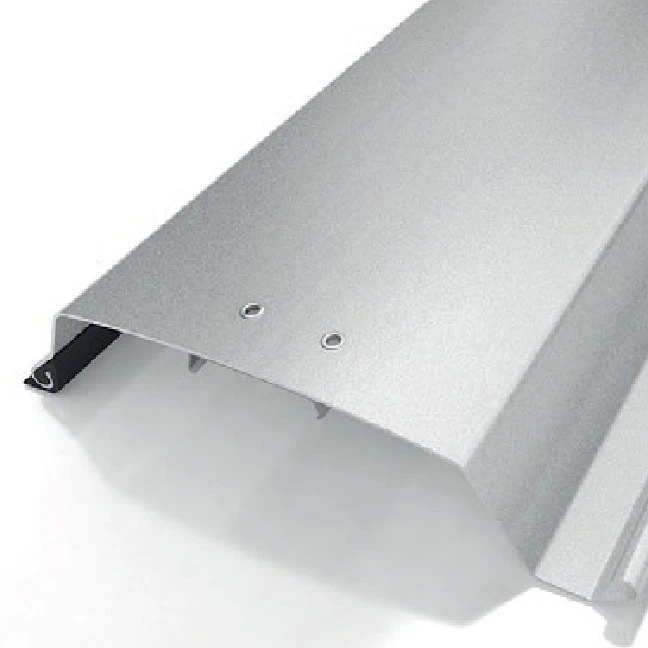 Gewölbtes Metallblech mit einem kreuzförmigen Befestigungselement an einer Kante.