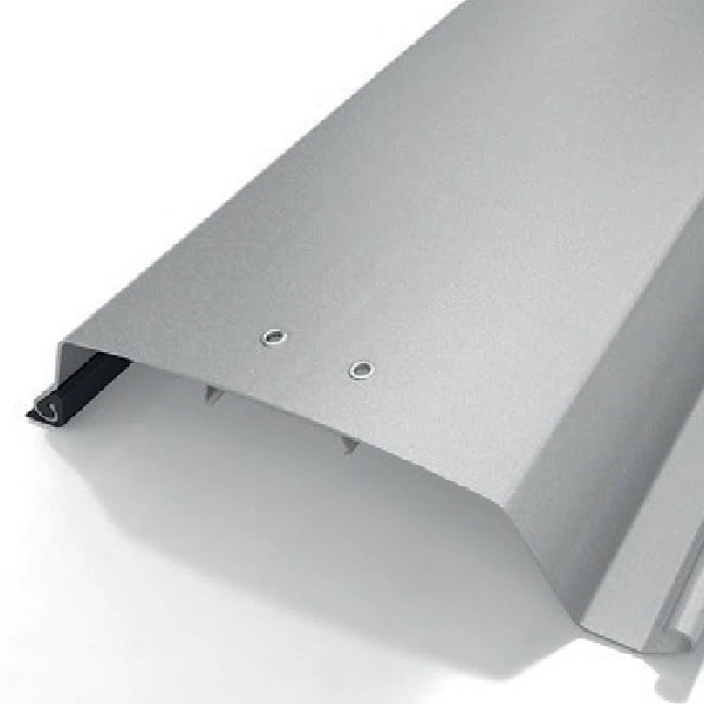 Eine Metalldachplatte mit einem an der Naht angebrachten Befestigungsclip.