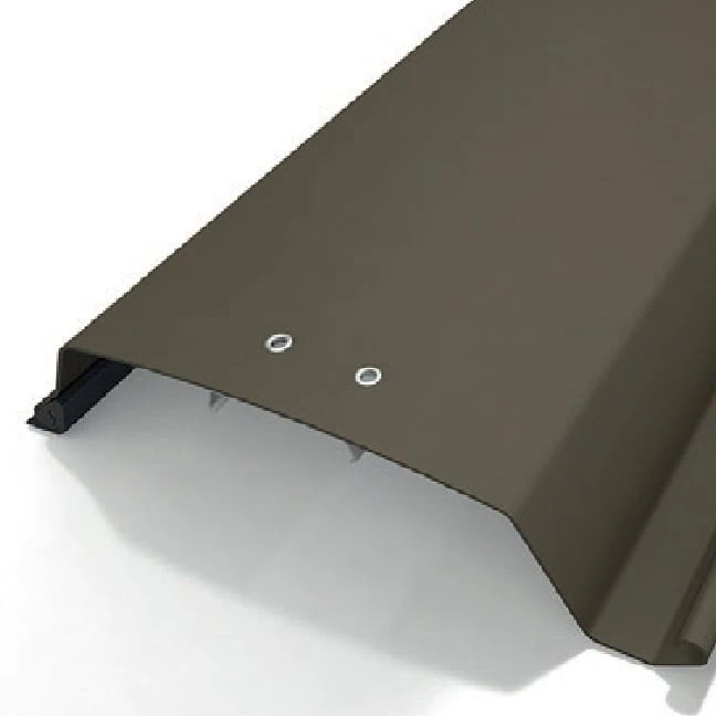 Eine Metalldachplatte mit einem erhöhten Falz und einigen Schrauben auf der Oberfläche.