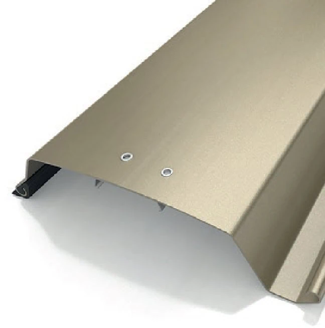 Hellgoldenes Dachblech mit einer erhöhten Naht und einer strukturierten Oberfläche, aus der Nähe betrachtet.