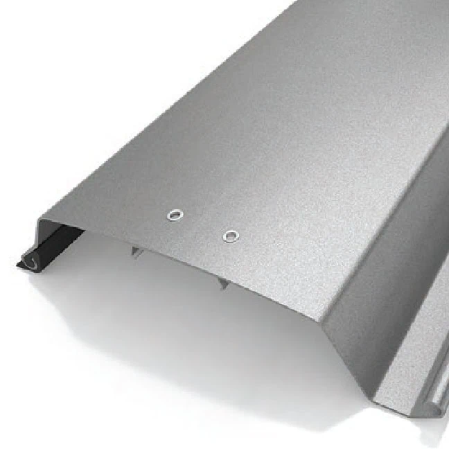 Eine Nahaufnahme einer grauen Metalldachplatte mit strukturierter Oberfläche und erhöhten Kanten.