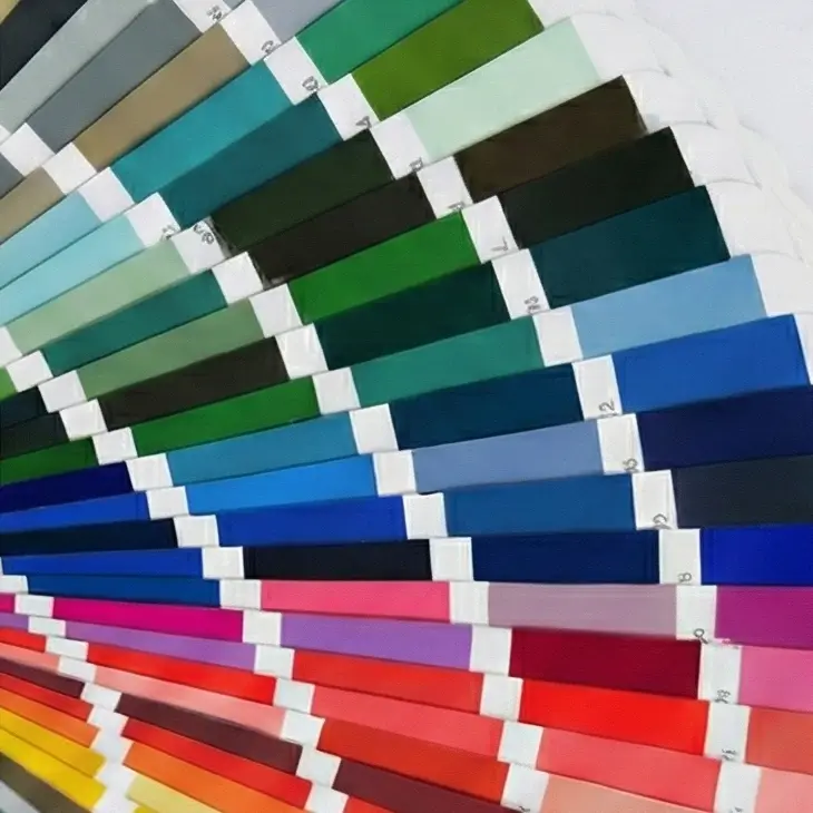 Ein Fan von Farbmustern, die von Grün bis Blau, Rot und Orange reichen.